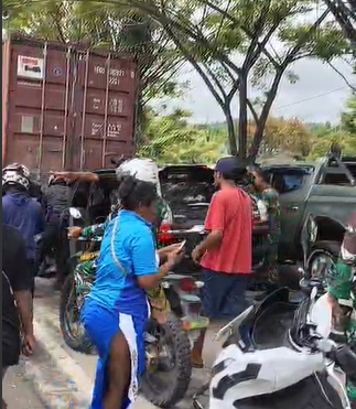 Warga dan Aparat Kejar Avanza Hitam di Siriwini Nabire