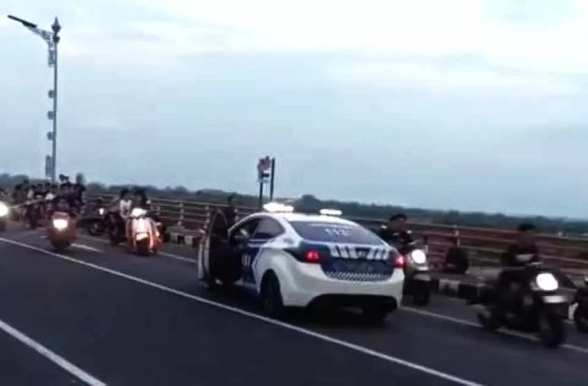Video Viral: Polisi Bubarkan Balap Liar di PKB Klungkung, Ratusan Remaja Kocar-kacir