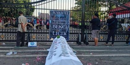Demo Pati Memanas: Massa Panjat Gedung DPRD, Tuntut Bupati Sudewo Mundur