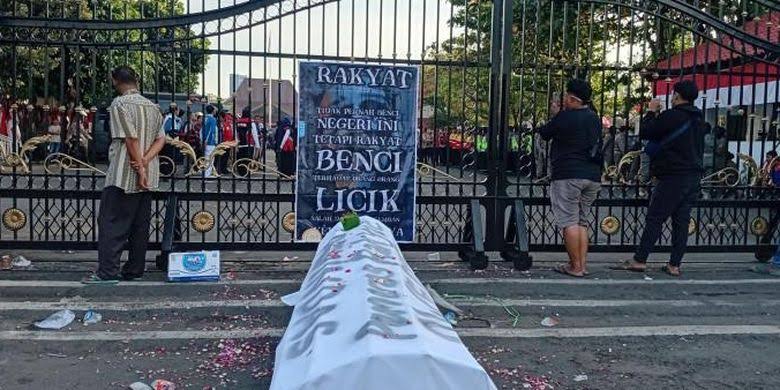 Demo Pati Memanas: Massa Panjat Gedung DPRD, Tuntut Bupati Sudewo Mundur